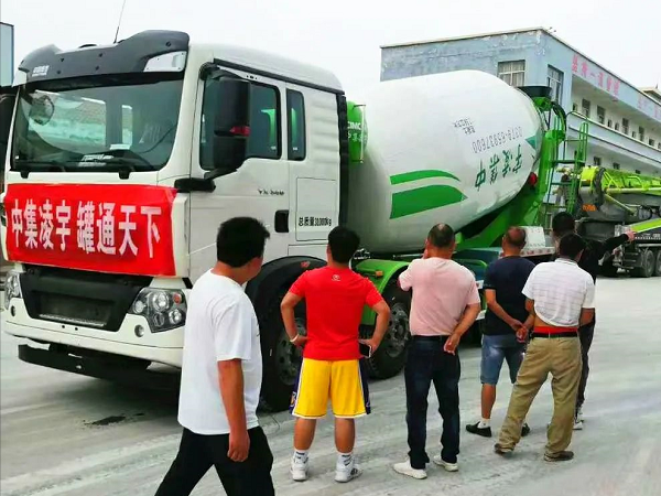 开摊啦！凌宇搅拌车“摆摊儿”湖北，客户当场下单！