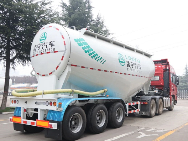 “小白罐”喜迎新搭档,六大优势带你揭秘专用牵引车 “小白罐”喜迎新搭档,六大优势带你揭秘专用牵引车