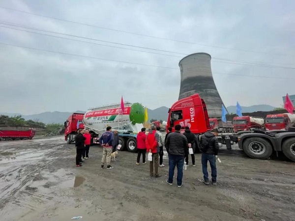 全国巡展丨凌宇2021款粉罐车惊艳亮相,场面火爆…… 全国巡展丨凌宇2021款粉罐车惊艳亮相,场面火爆……