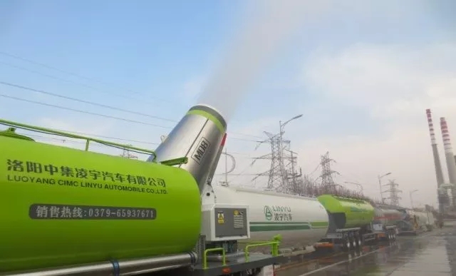 午夜奔驰突然着火 凌宇“消防车”紧急救援